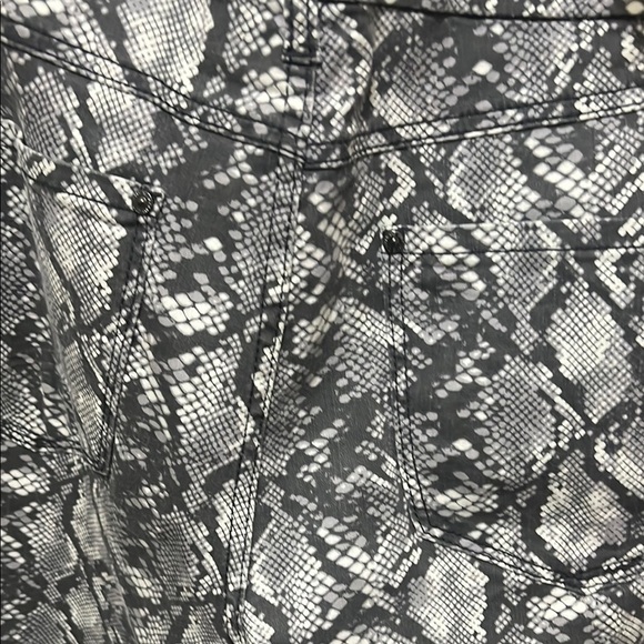 Seven7 Black and White Skinny Pants with Vintage Print - Picture 6 of 10